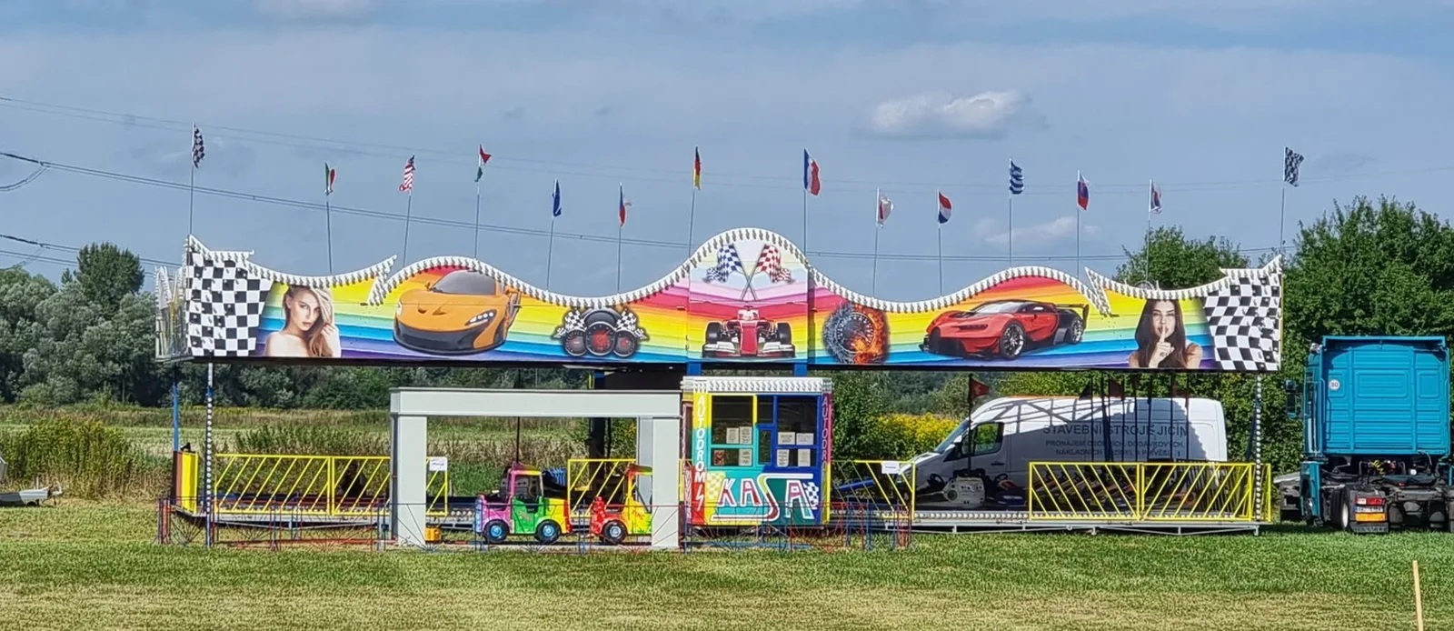 Autodrom i mała kolejka w wesołym miasteczku na terenie XVI Festynu.